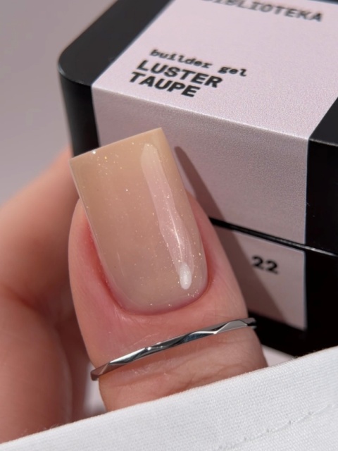 BIBLIOTEKA Builder gel 22 Taupe Luster - jasnobeżowy żel budujący z delikatnymi drobinkami, 15 ml