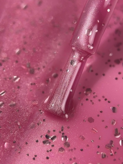 BIBLIOTEKA Cat Eye Gel Polish 22 Raspberry, 10 ml - malinowy lakier hybrydowy z efektem „kociego oka"